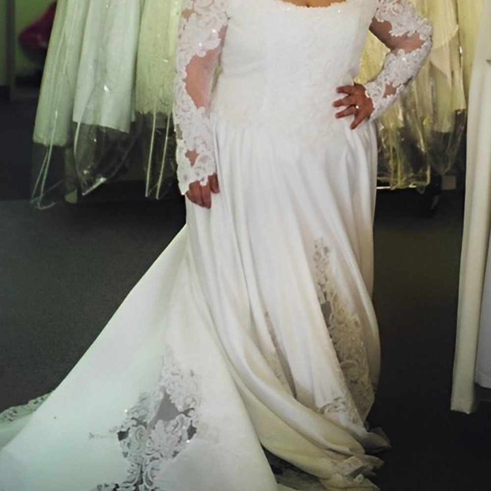 💍 Elegant A-Line Satin Wedding Gown – Lace, Beading & Pearl Detail 💍